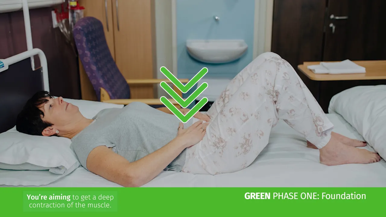 en person, der ligger i en hospitalsseng