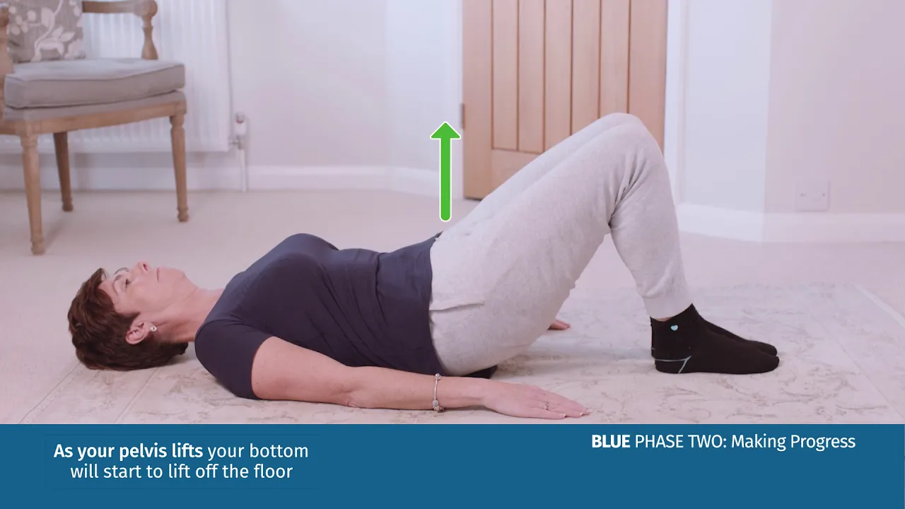 en person, der ligger på gulvet