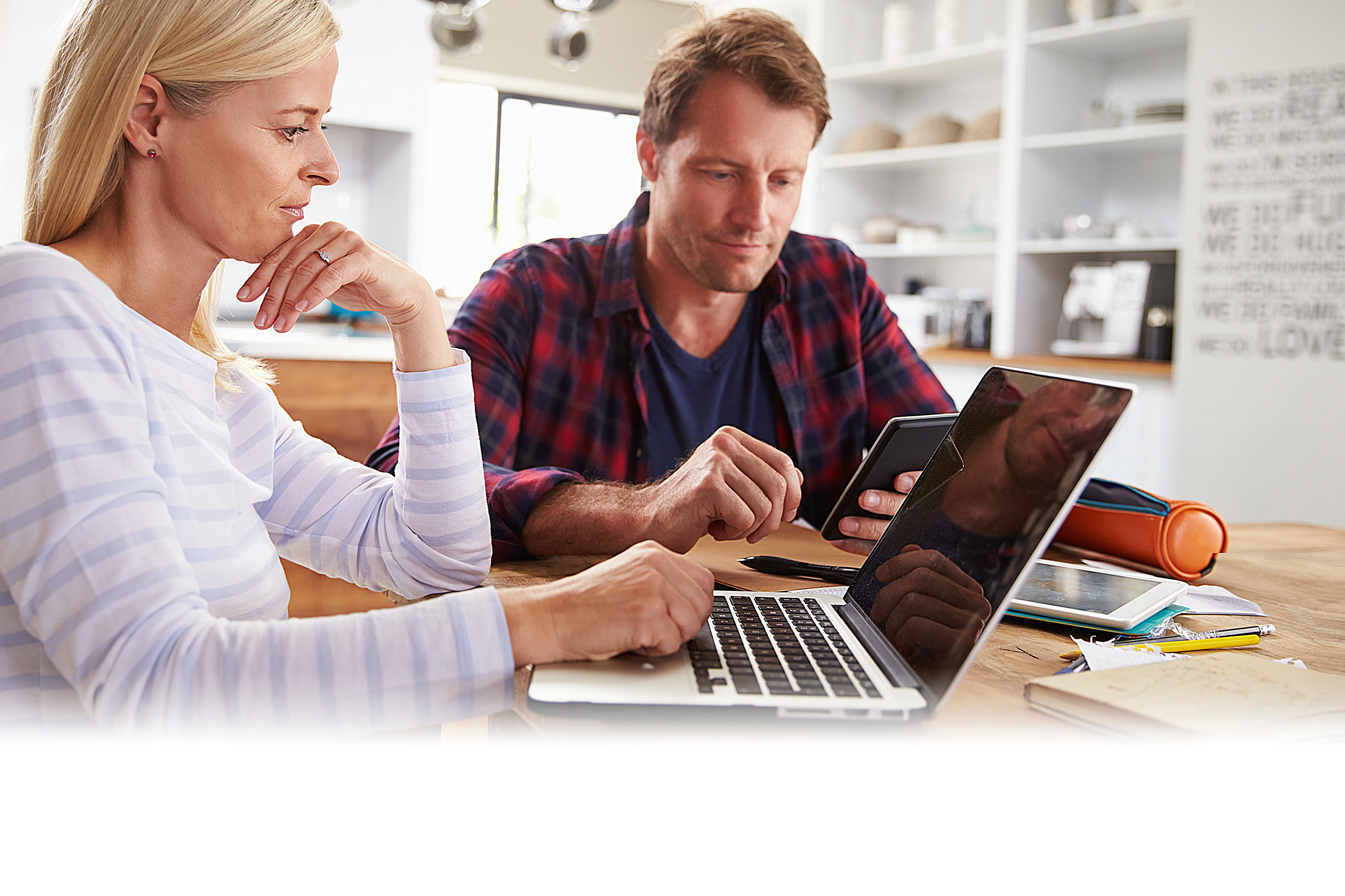 Muž a žena hledící na notebook
