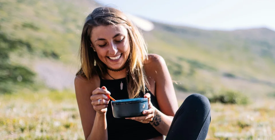 una donna seduta su una collina