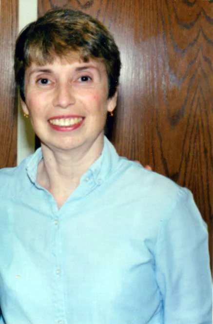 Obrázok ženy žijúcej so stomiou, ktorá pózuje