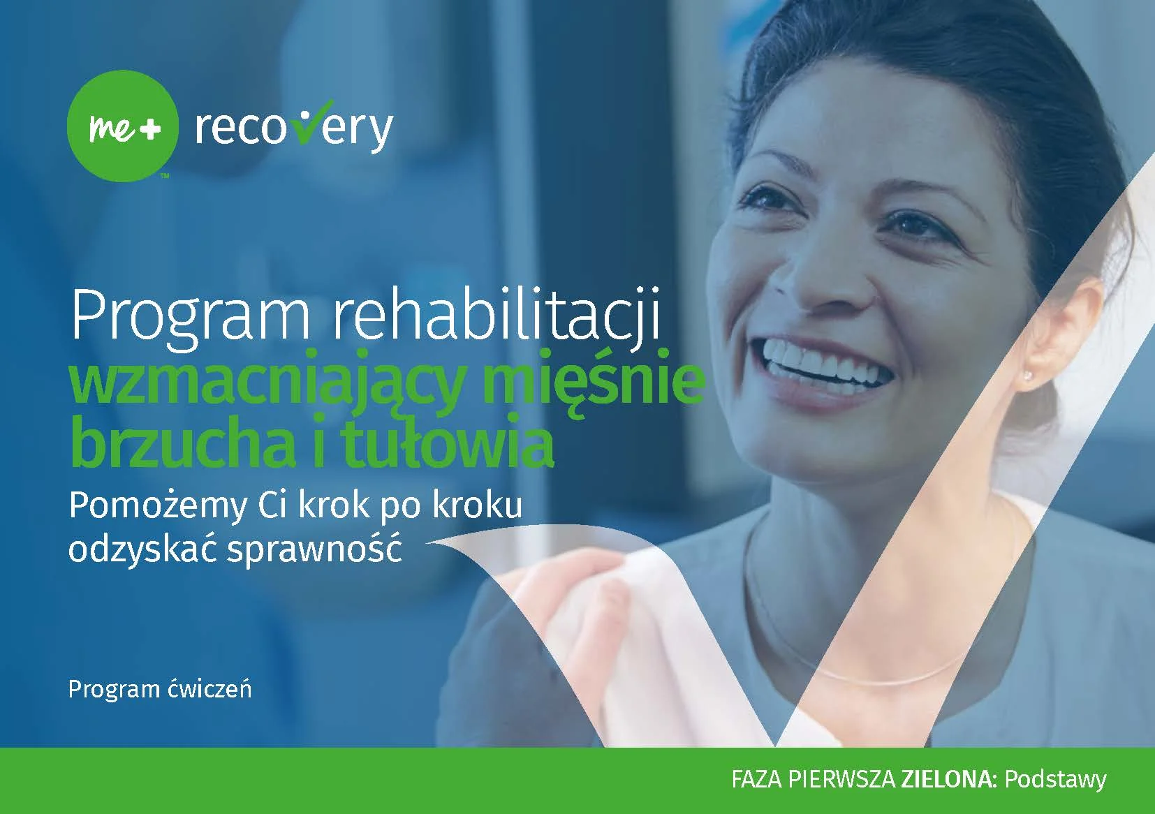 Kobieta uśmiechnięta ze złączonymi rękami