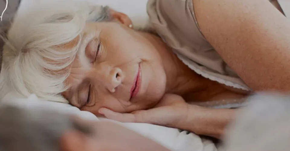 una persona sdraiata su un letto