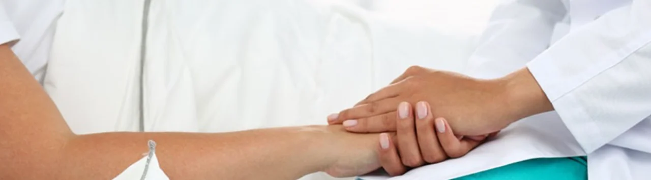 握手する人々のクローズアップ