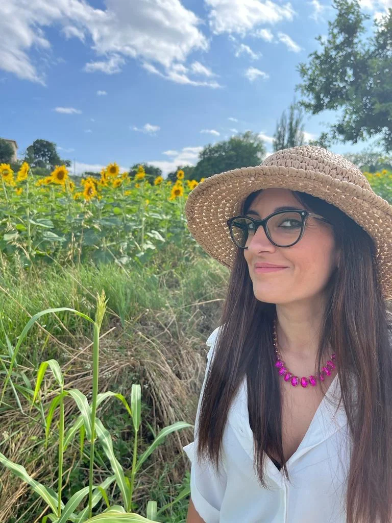 帽子と眼鏡をかけた女性