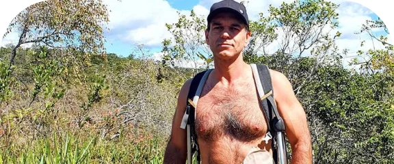 şapkası ve sırt çantası olan bir adam