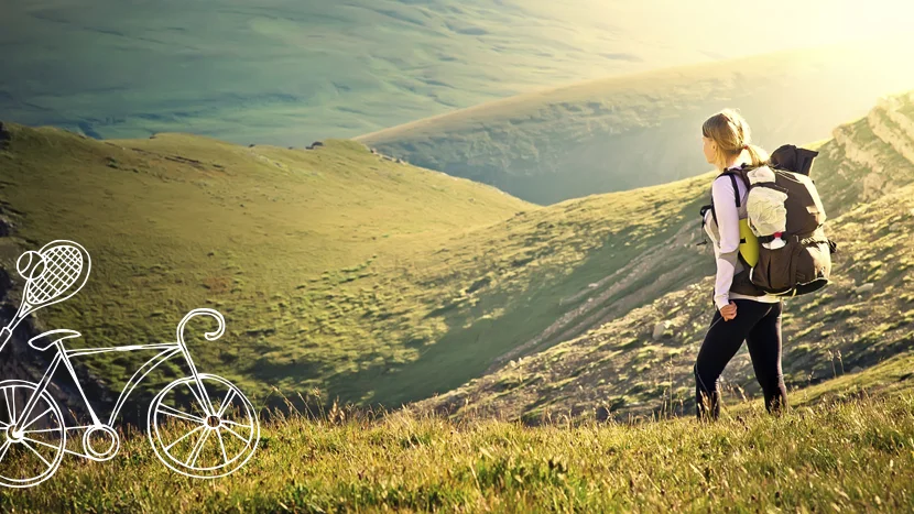 一個在山上行走的女人