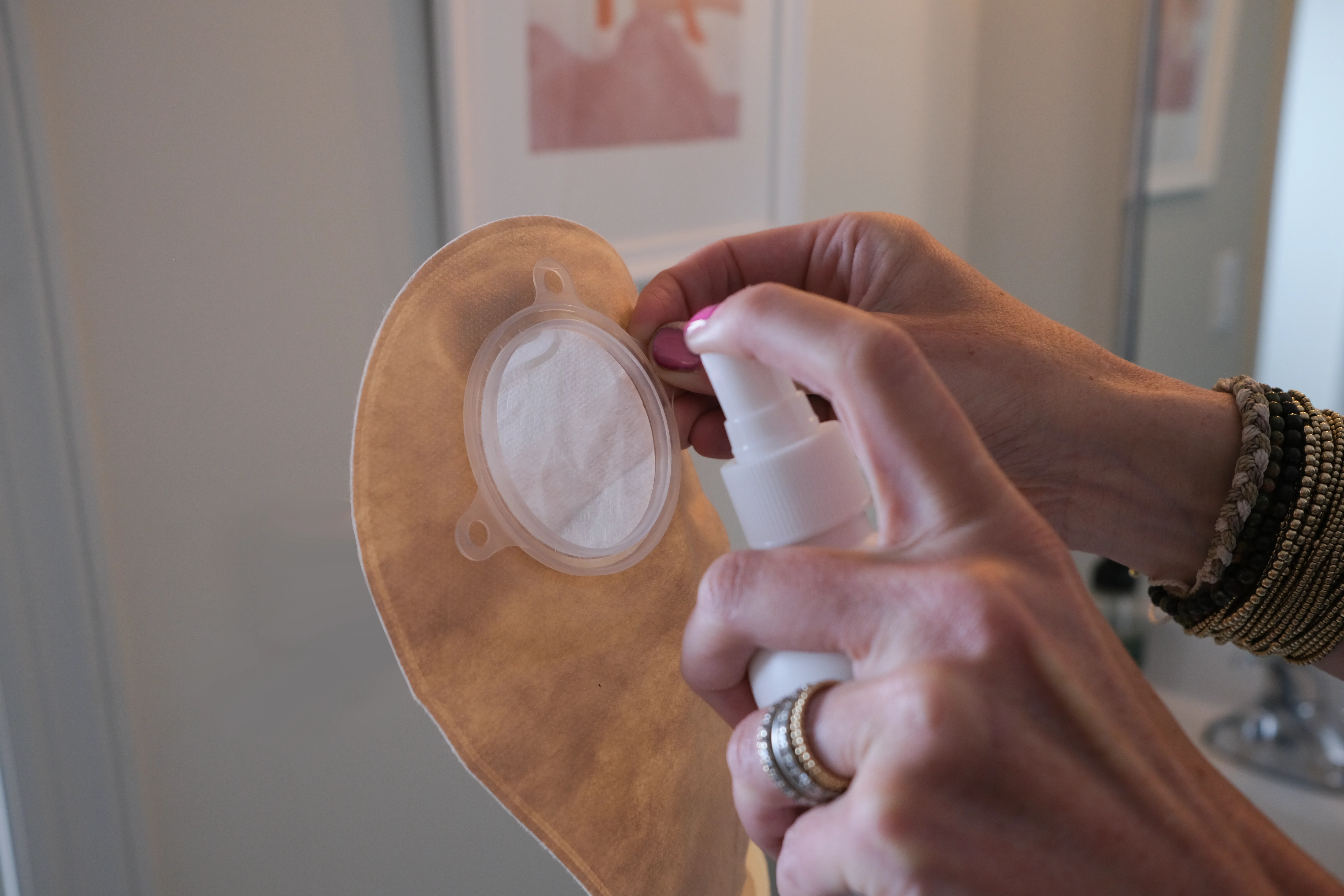 osoba držiaca pohár