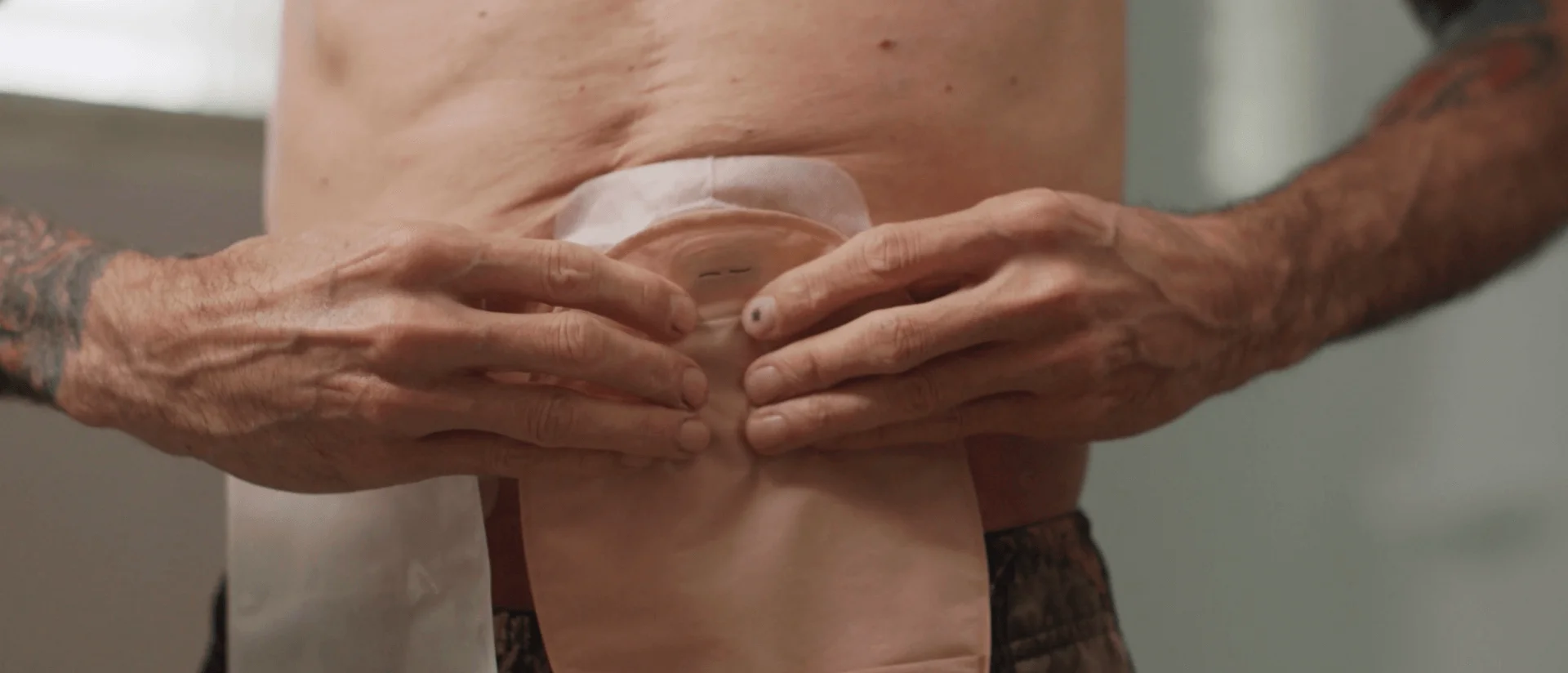 et nærbillede af hænder, der holder en kop