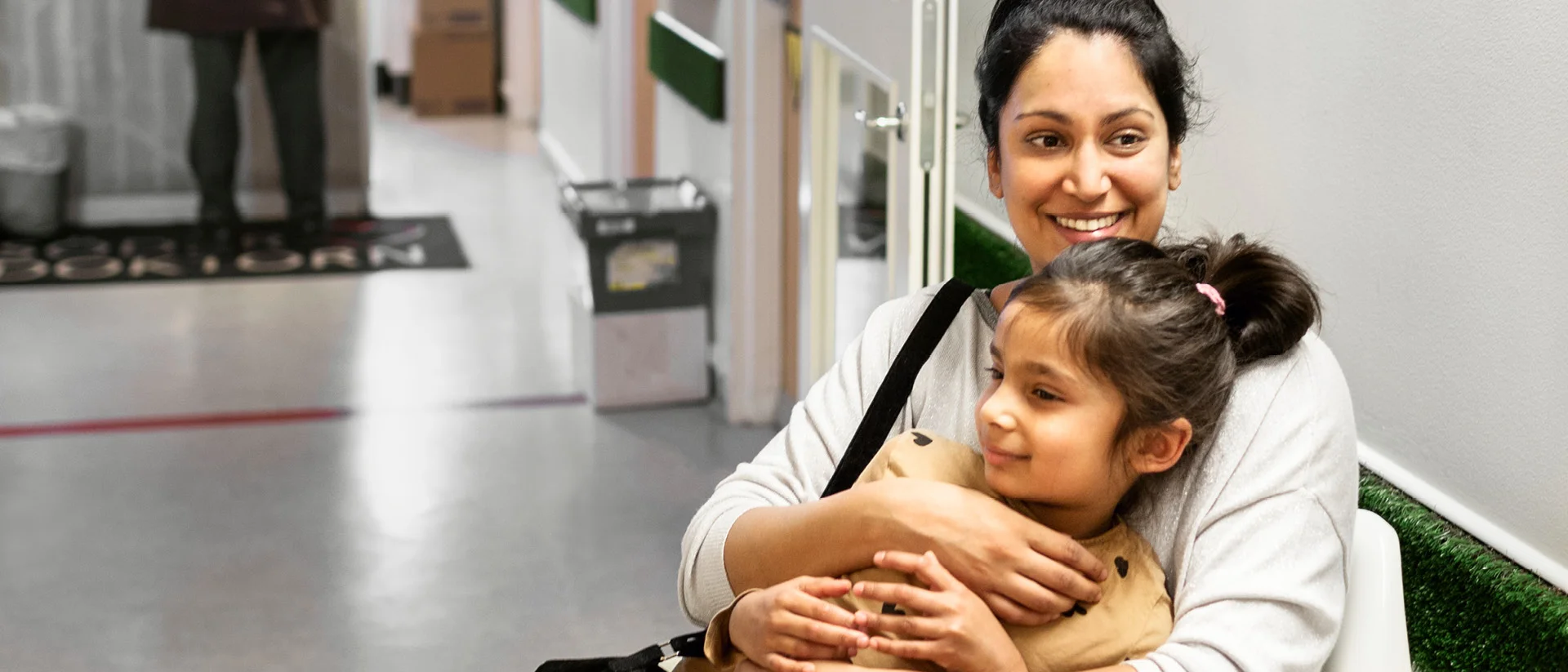 Een vrouw houdt een kind in haar armen