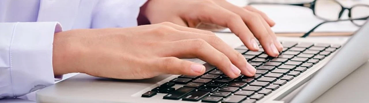 Primer plano de las manos en un teclado