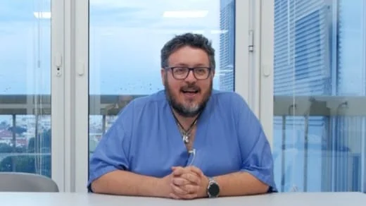 Infermiere seduto al tavolo