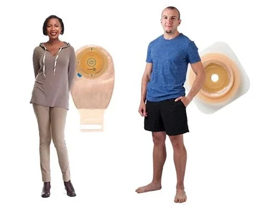 En mand og kvinde med en Esteem™ + formbar drænbar pose i ét stykke og Natura Durahesive harmonikaflange formbar hudbarriere.