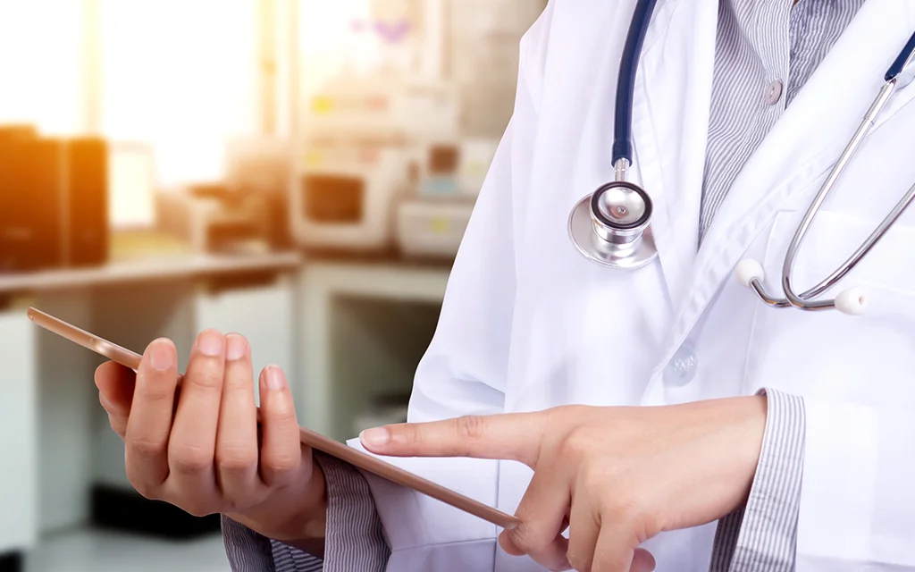 un médecin tenant la main d’un patient