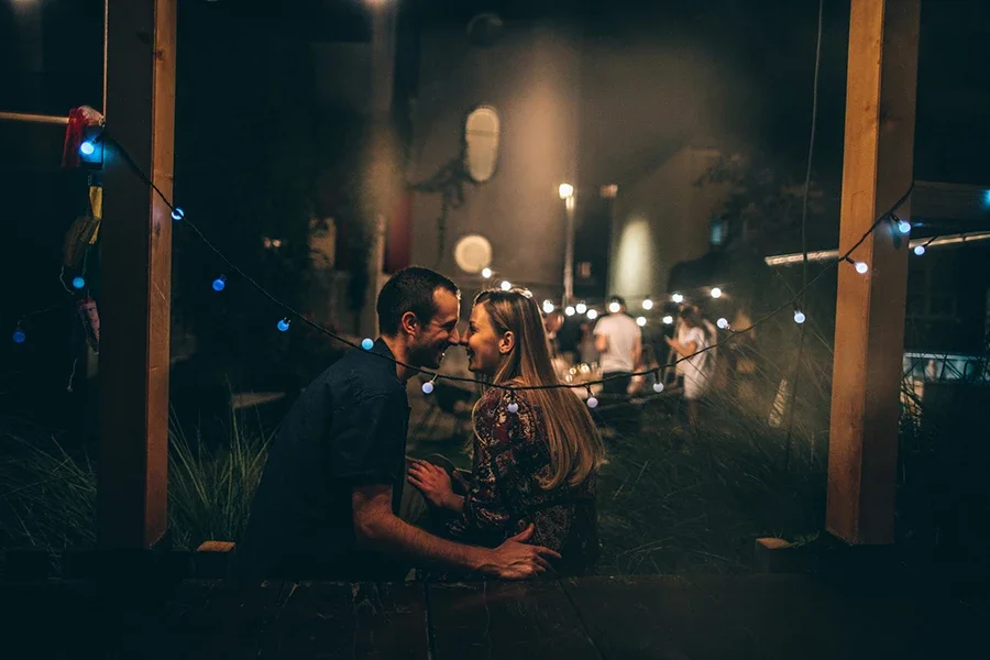 Um casal expressando seu amor e carinho um pelo outro.