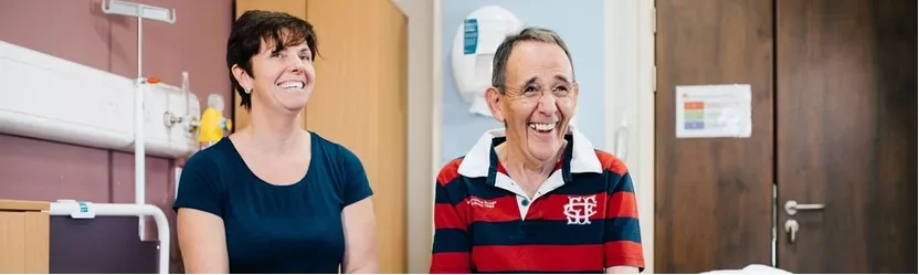 Een man en een vrouw die glimlachen