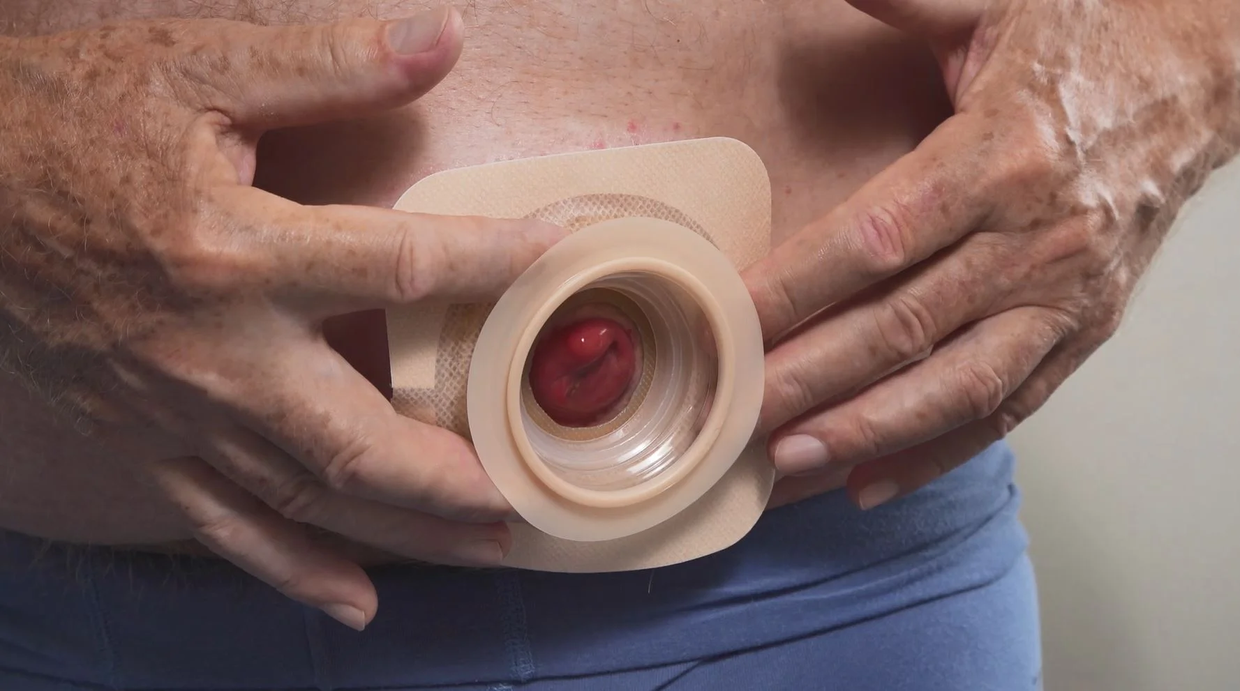 ένα άτομο που κρατά ένα πλαστικό κύπελλο