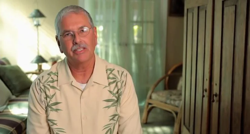 un homme portant des lunettes