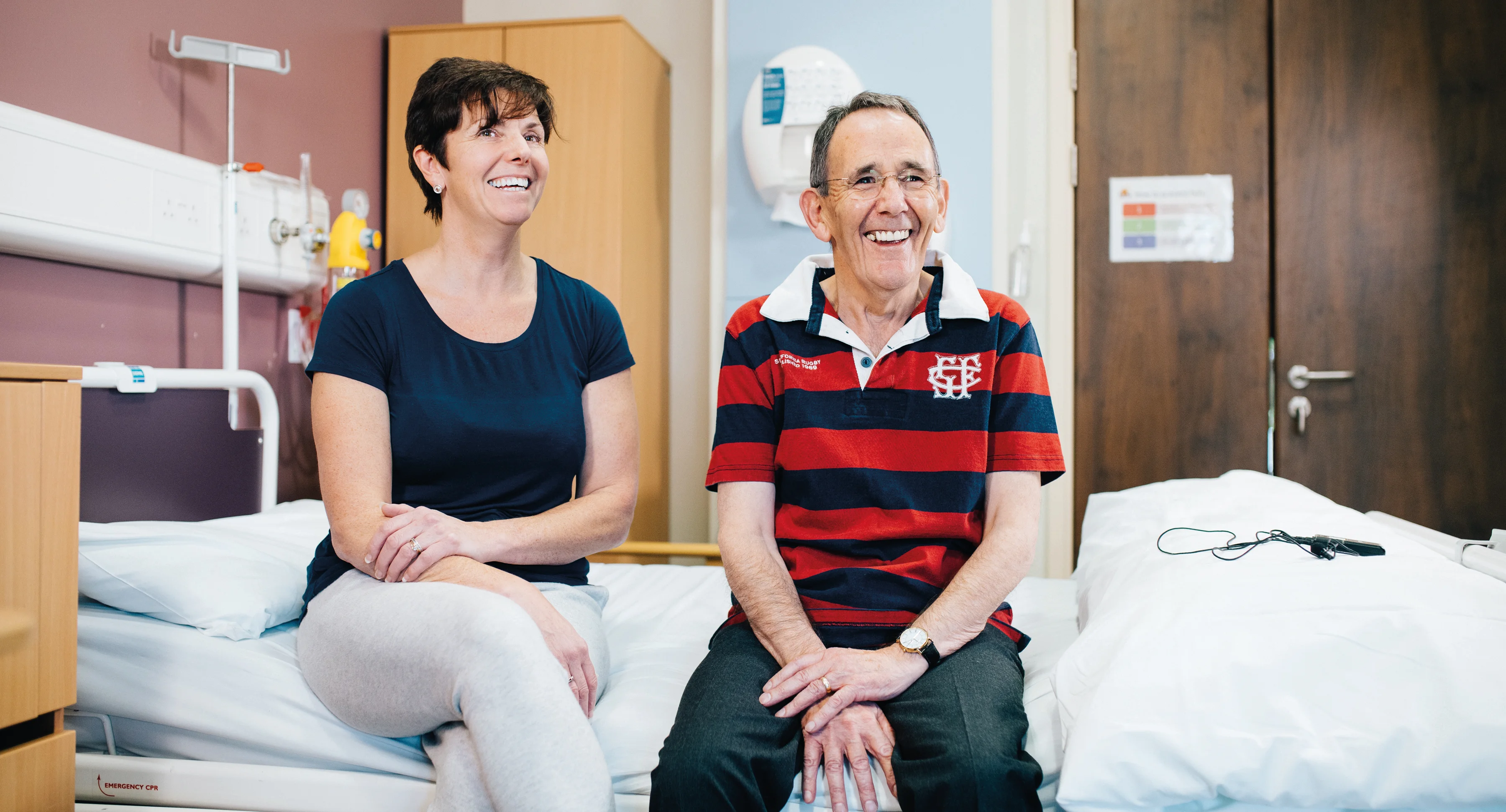 en mann og en kvinne som sitter på en seng