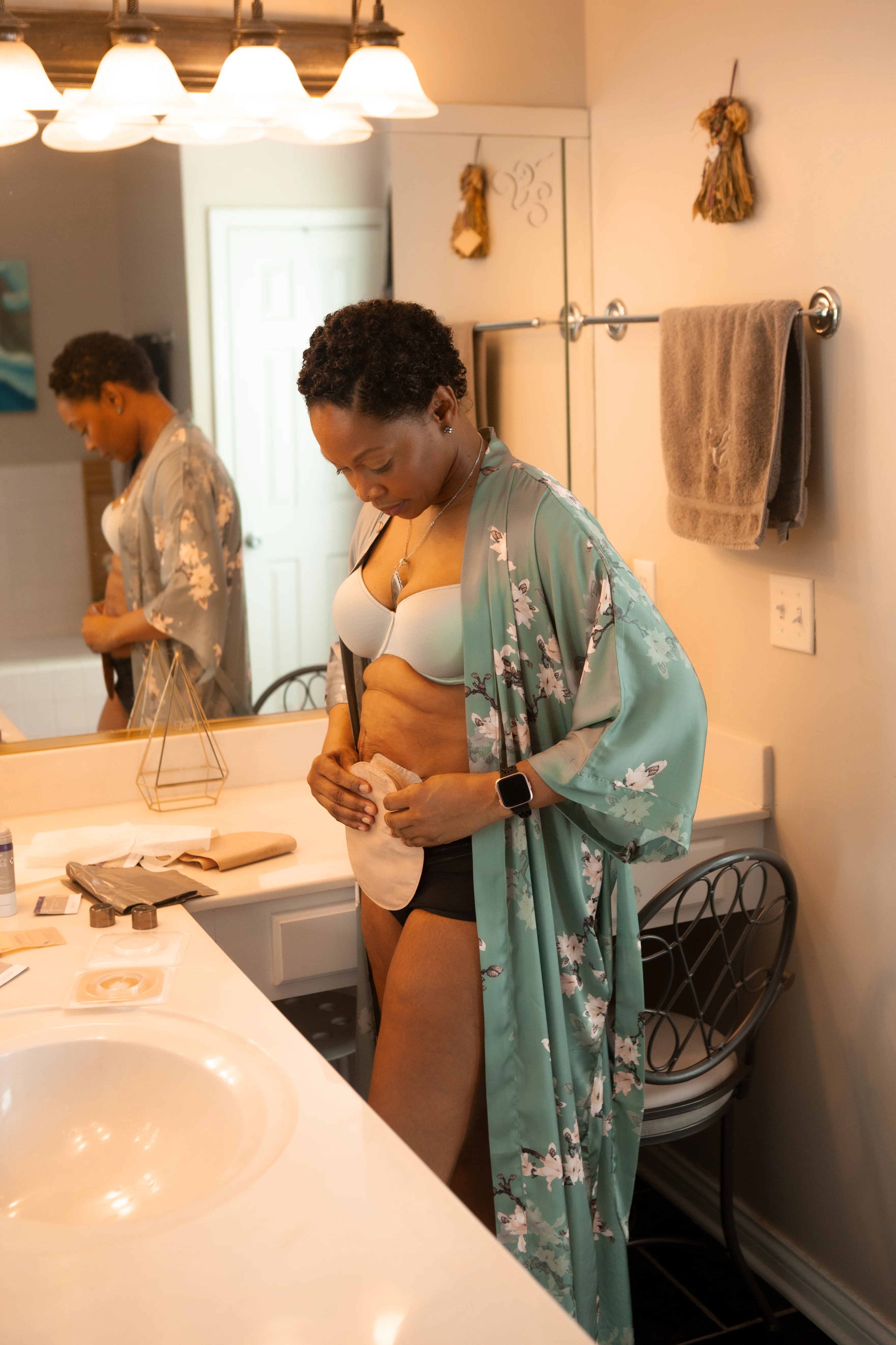 Een persoon in een jurk in een badkamer