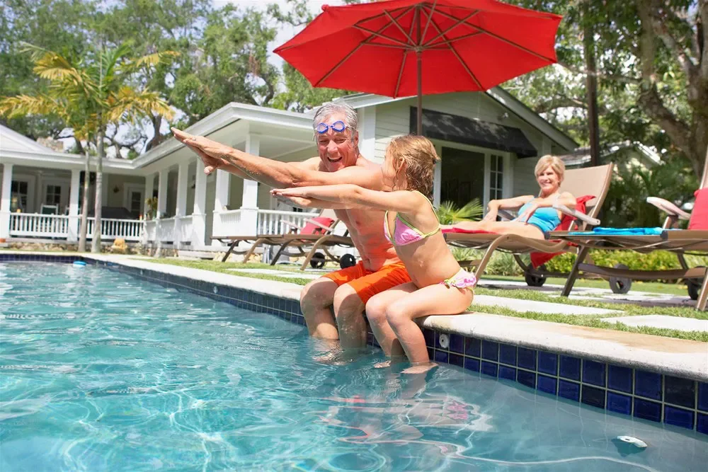 une personne et un enfant dans une piscine