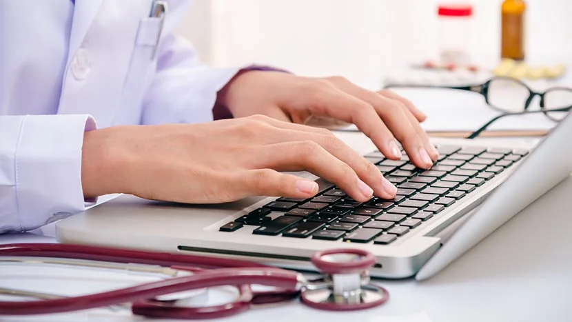 en person som skriver på en bærbar datamaskin