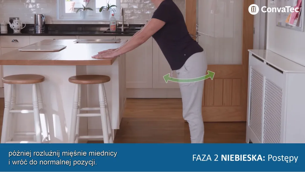 osoba stojąca w kuchni