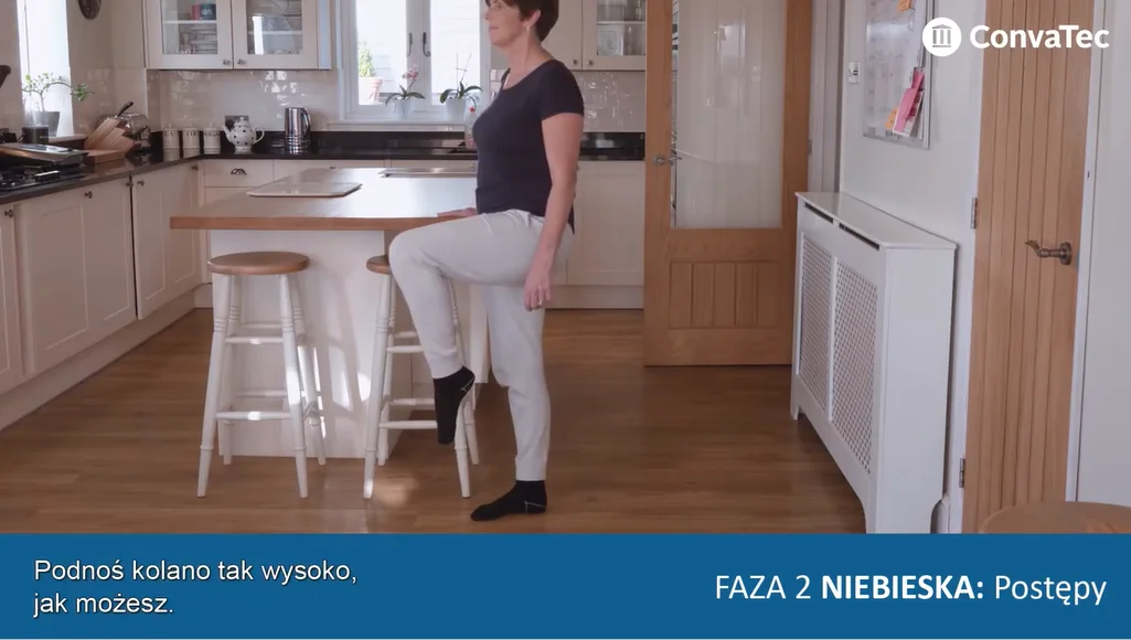 osoba siedząca na stołku w kuchni