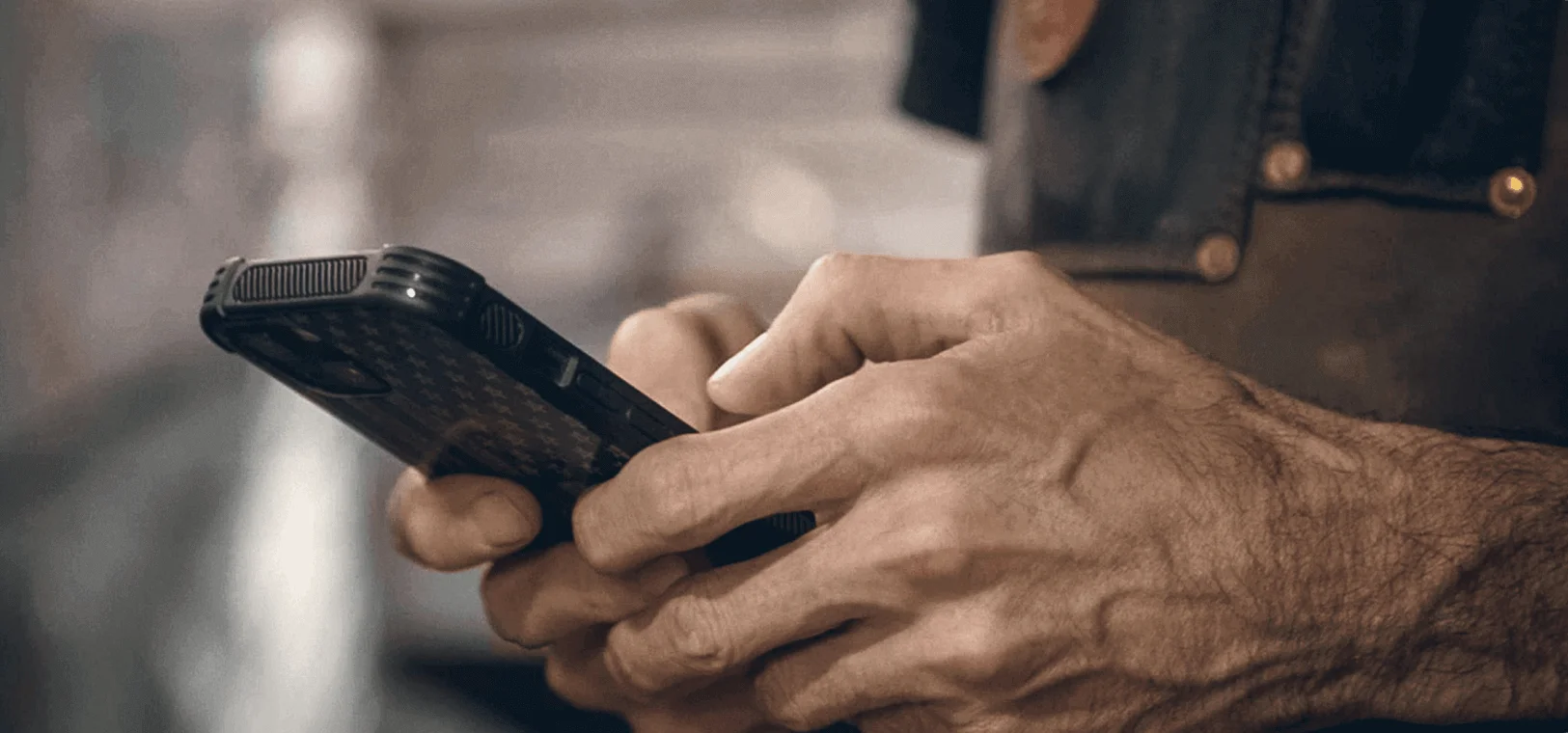 en person som holder en telefon