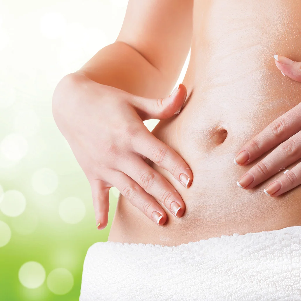 Mujer con accesorio en bolsa de ostomía