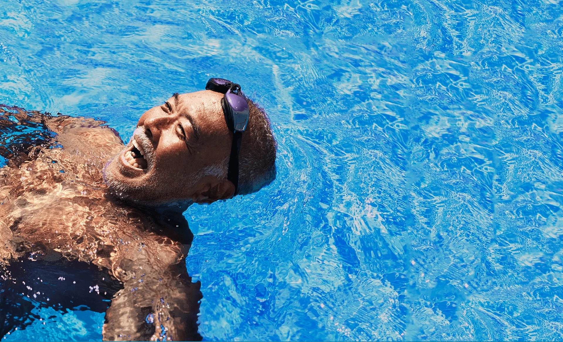 Ein Mann in einem Pool