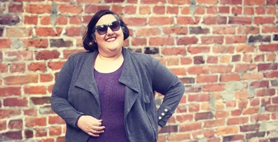 uma pessoa usando óculos escuros