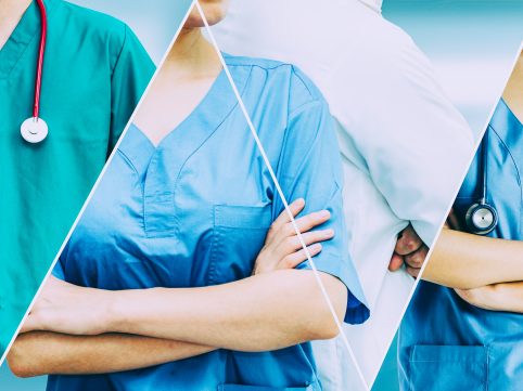 Um médico segurando um paciente